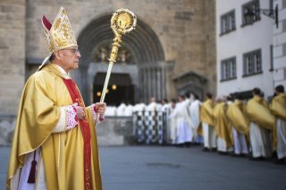 L'ancien évêque de Coire Vitus Huonder avait un dernier voeu. Se faire enterrer à Ecône
